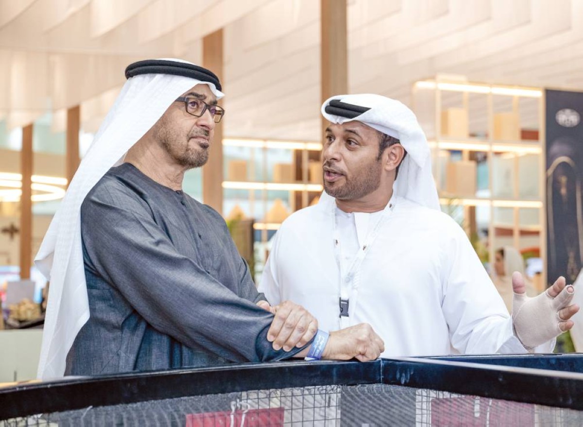  سموه يستمع إلى شرح من أحد المشاركين 