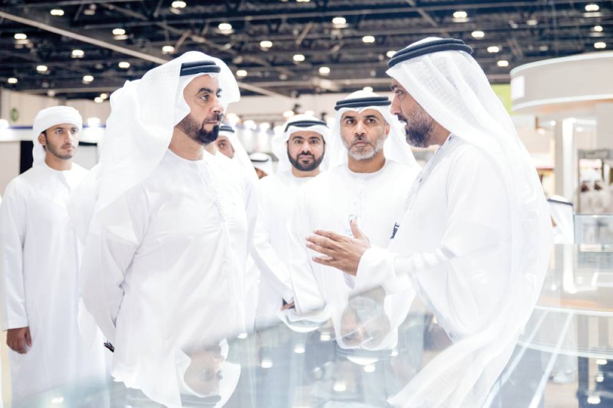  سيف بن زايد خلال جولته في المعرض يرافقه حميد الظاهري 