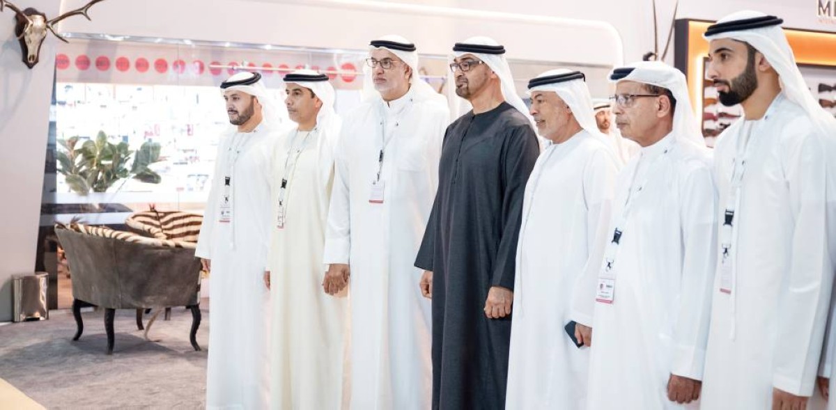  محمد بن زايد في صورة مع عدد من العارضين 