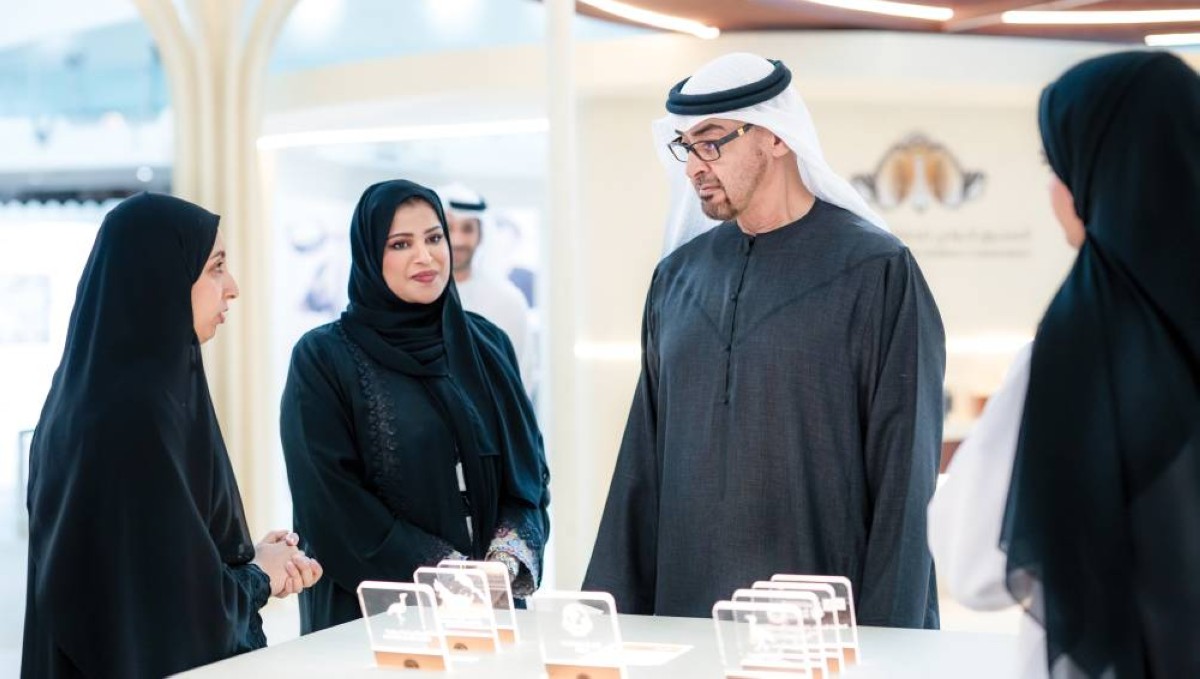  سموه يستمع إلى شرح من المشاركات في أحد الأجنحة 