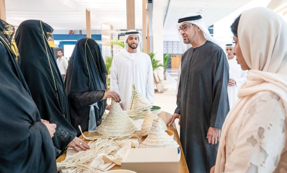  محمد بن زايد في حديث مع مشاركات بالمعرض 