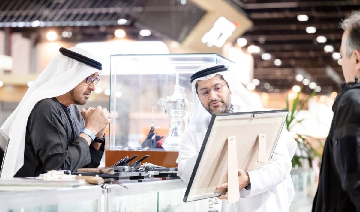  سموه خلال زيارته أحد الأجنحة في المعرض 