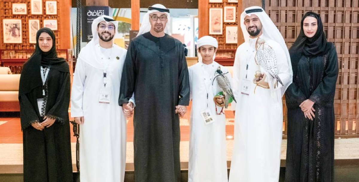  محمد بن زايد خلال زيارته المعرض 