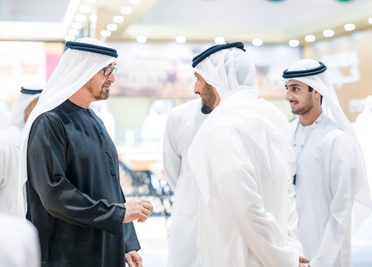  محمد بن زايد في حديث مع المشاركين بالمعرض 