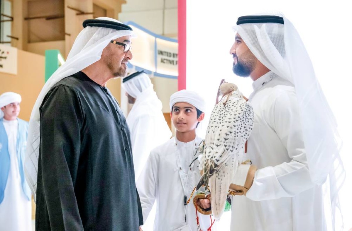  محمد بن زايد في حديث مع أحد المشاركين 