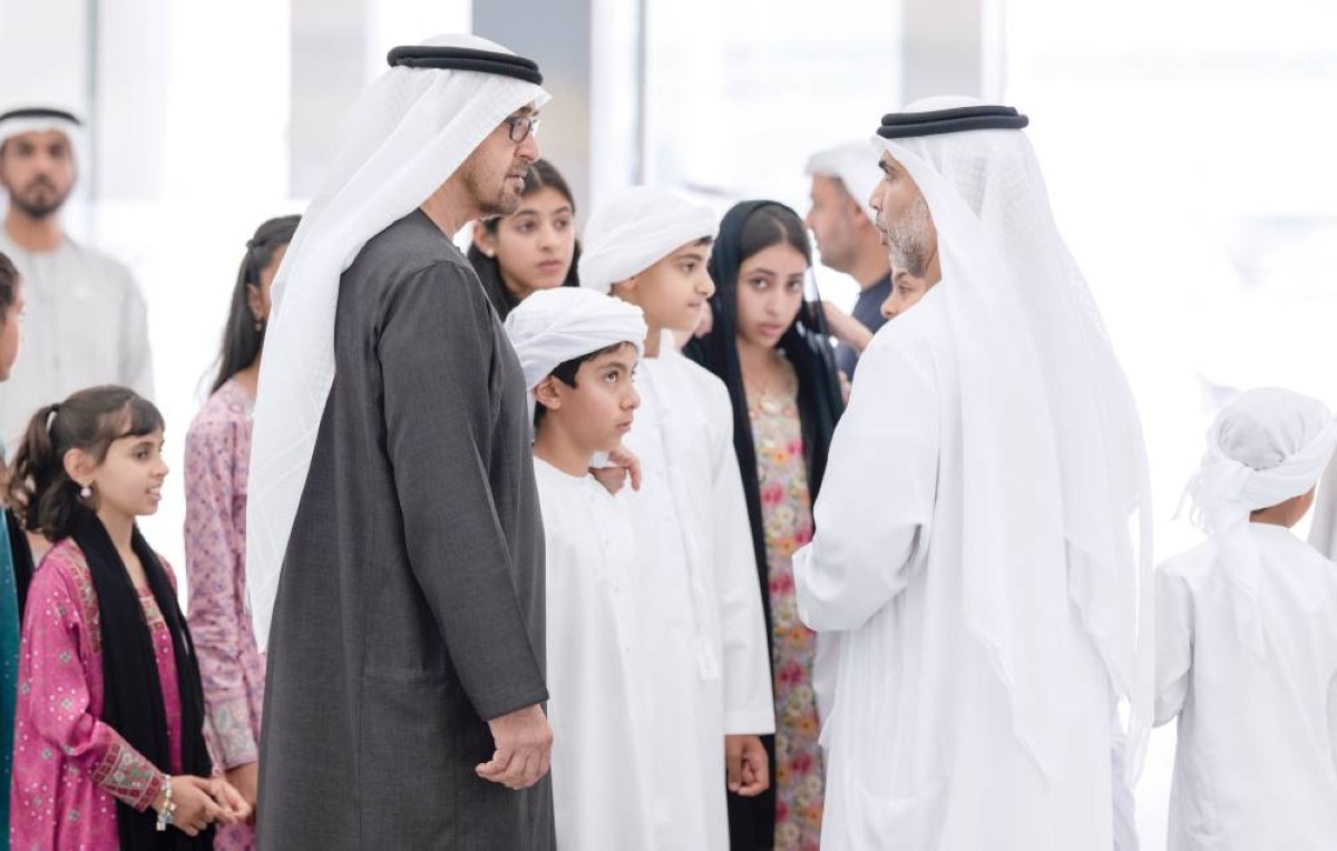  محمد بن زايد خلال الجولة بحضور زايد بن محمد بن طحنون وسلامة بنت ذياب بن محمد وحميد الظاهري 