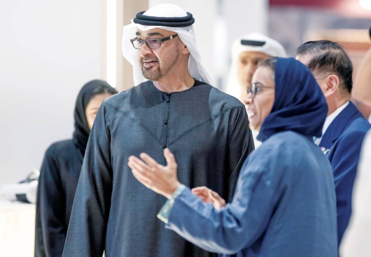  سموه يستمع إلى شرح عن المعرض 