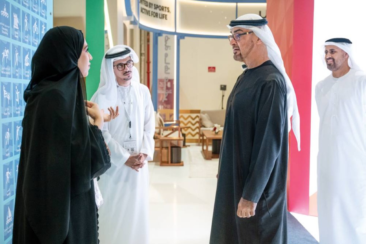  محمد بن زايد خلال جولته في المعرض بحضور ذياب بن محمد 