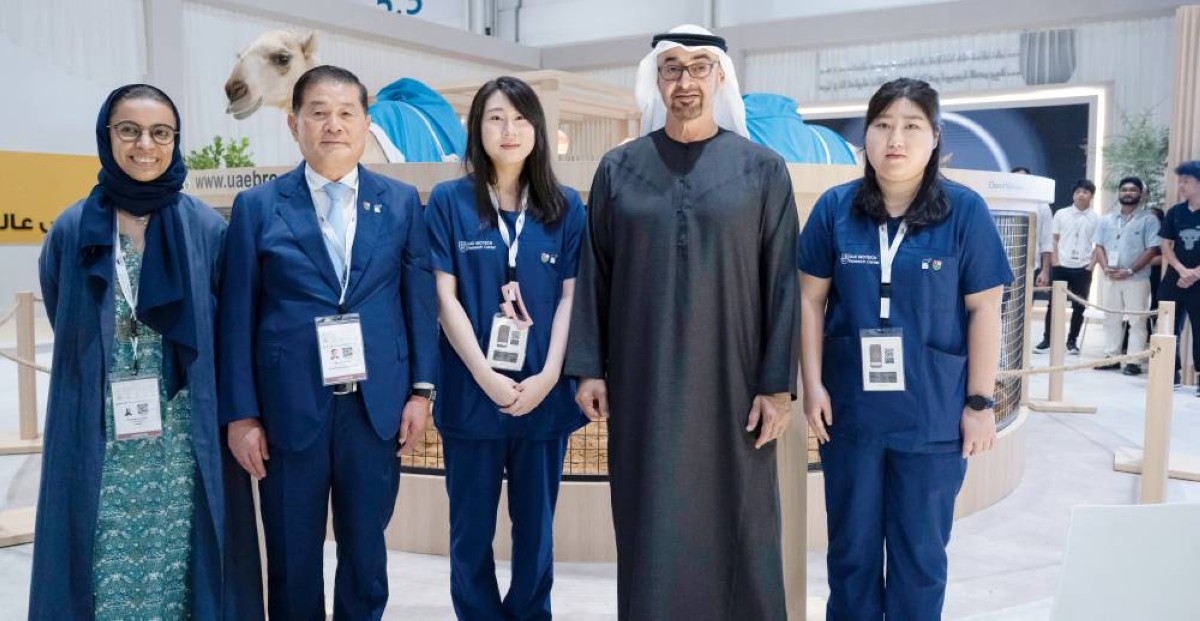  محمد بن زايد في صورة مع مسؤولي أحد الأجنحة المشاركة بالمعرض 