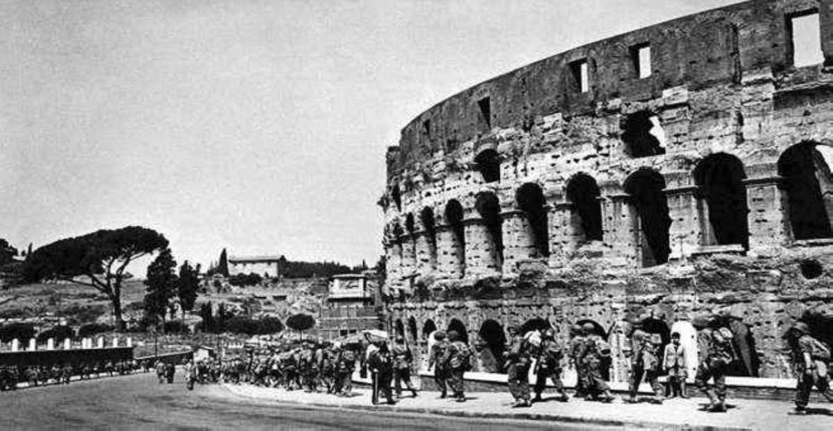 1943 إيطاليا تعلن استسلامها دون قيد أو شرط في الحرب العالمية الثانية.
