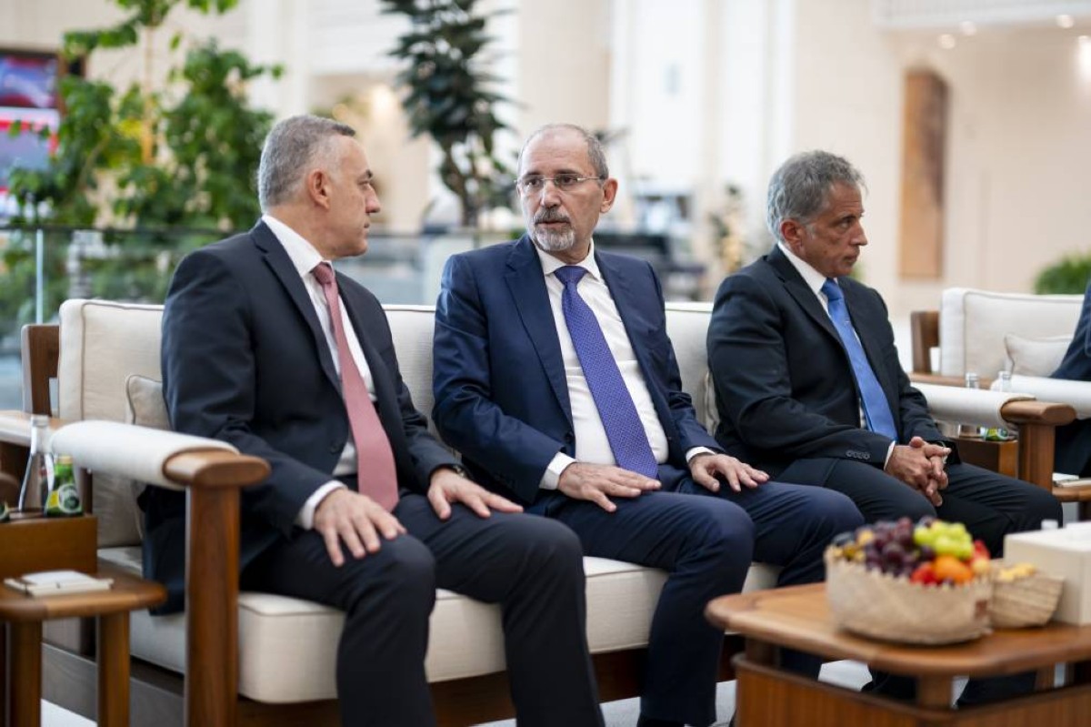 ABU DHABI, UNITED ARAB EMIRATES - September 07, 2025: HE Ayman Al Safadi, Deputy Prime Minister and Minister of Foreign Affairs and Expatriates of Jordan (C) attends a meeting with HH Sheikh Mohamed bin Zayed Al Nahyan, President of the United Arab Emirates (not shown), at Al Shati Palace.
( Hamad Al Kaabi / UAE Presidential Court )
---