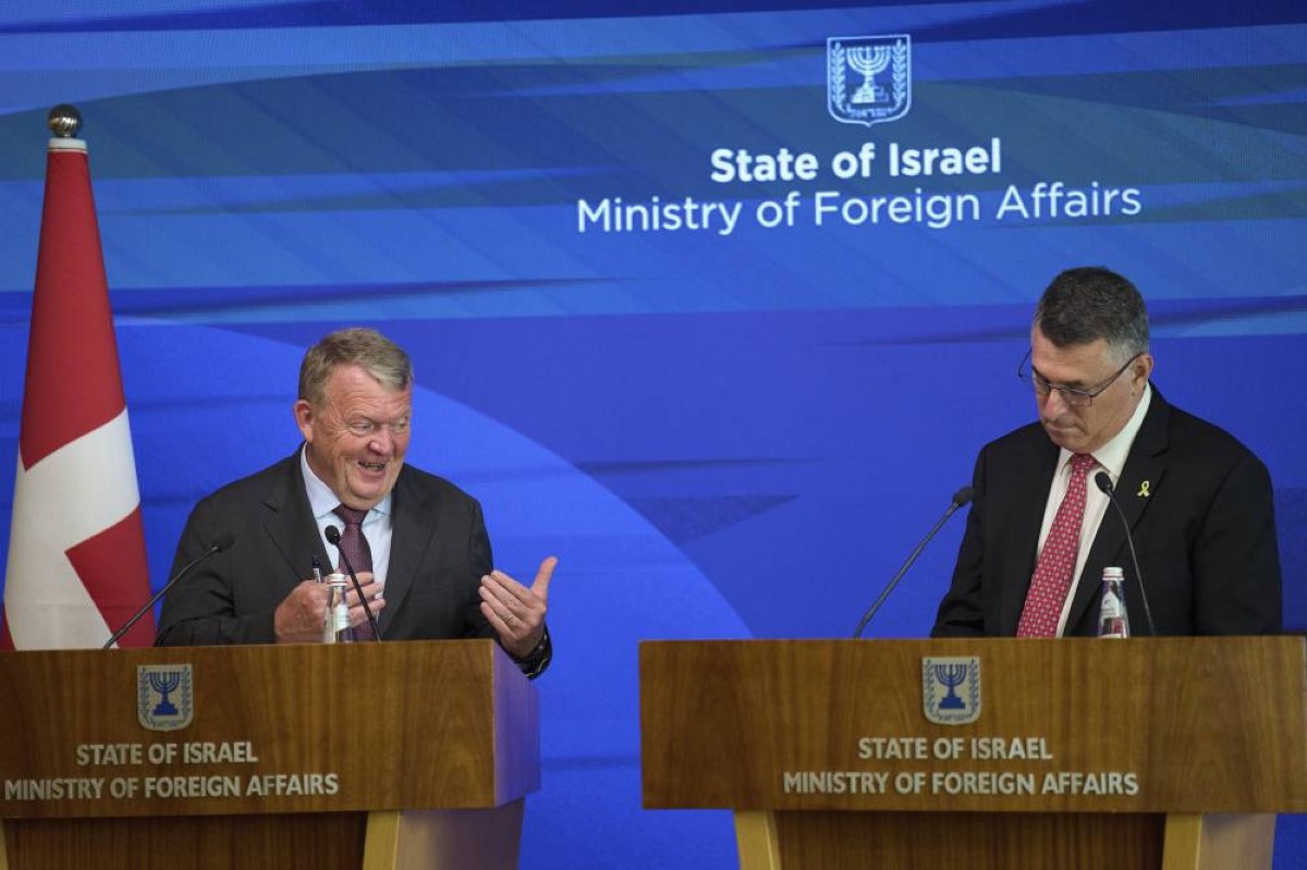 ساعر ونظيره الدنماركي لارس لوكي راسموسن خلال مؤتمر صحافي في القدس 
