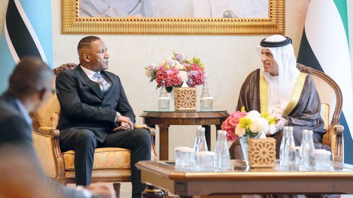 سعود بن صقر خلال استقباله دوما غيديون بوكو 


