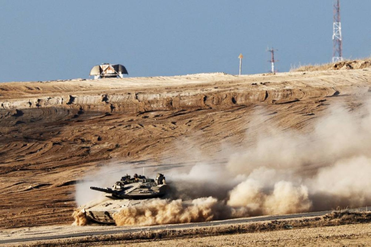 دبابات تشق طريقها على الجانب الإسرائيلي من الحدود مع غزة 