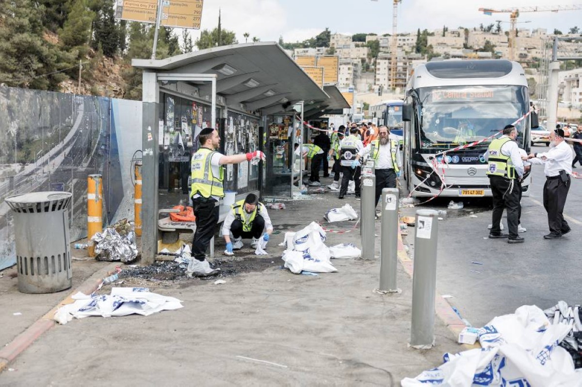 عناصر إسرائيليون في مكان الهجوم بالقرب من القدس 


