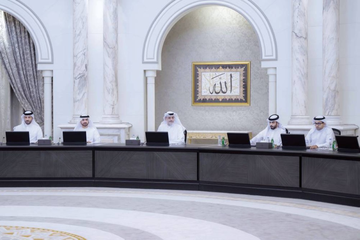 سلطان بن محمد بن سلطان وعبدالله بن سالم وسلطان بن أحمد خلال الاجتماع