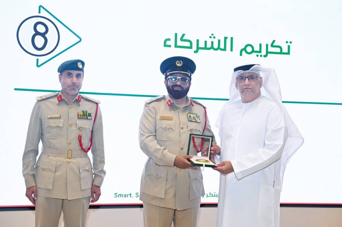 سيف بن عابد وعبدالرحمن الشاعر خلال تكريم الشركاء