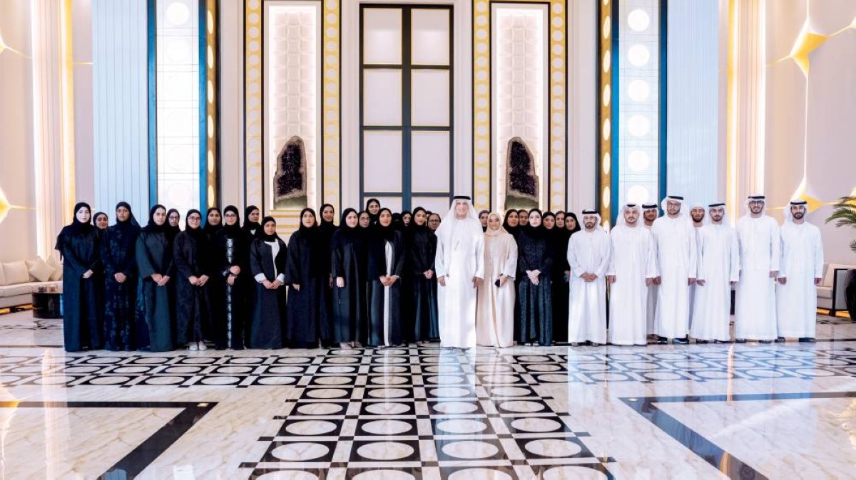 سعود بن صقر في لقطة تذكارية مع الخريجين والدارسين خلال الاستقبال