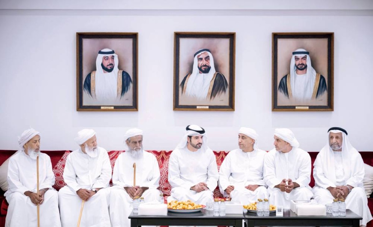 حمدان بن محمد خلال مجلس العزاء