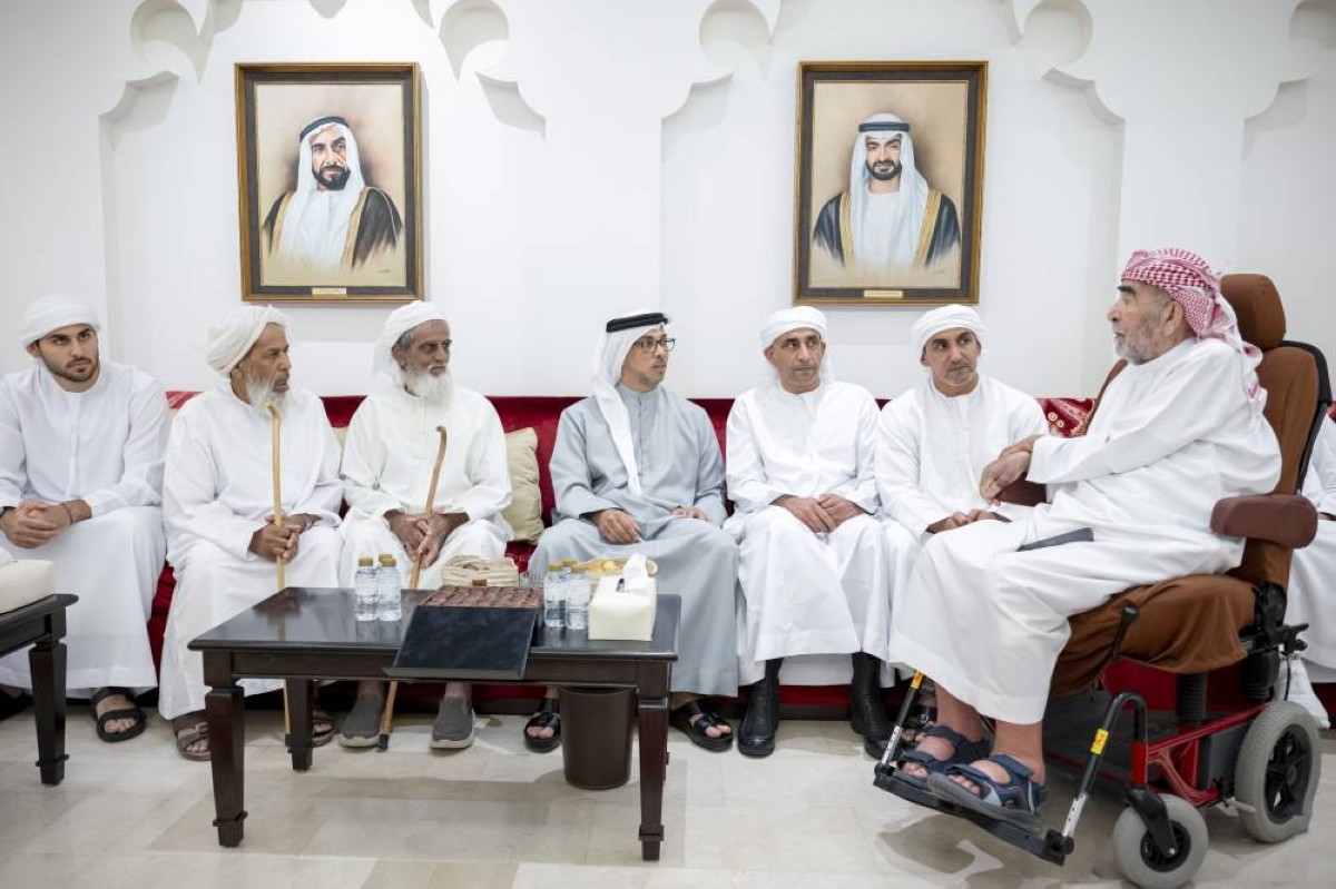 منصور بن زايد معزياً أسرة الفقيد بحضور محمد بن منصور بن زايد