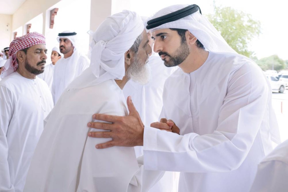 حمدان بن محمد خلال تقديم واجب العزاء