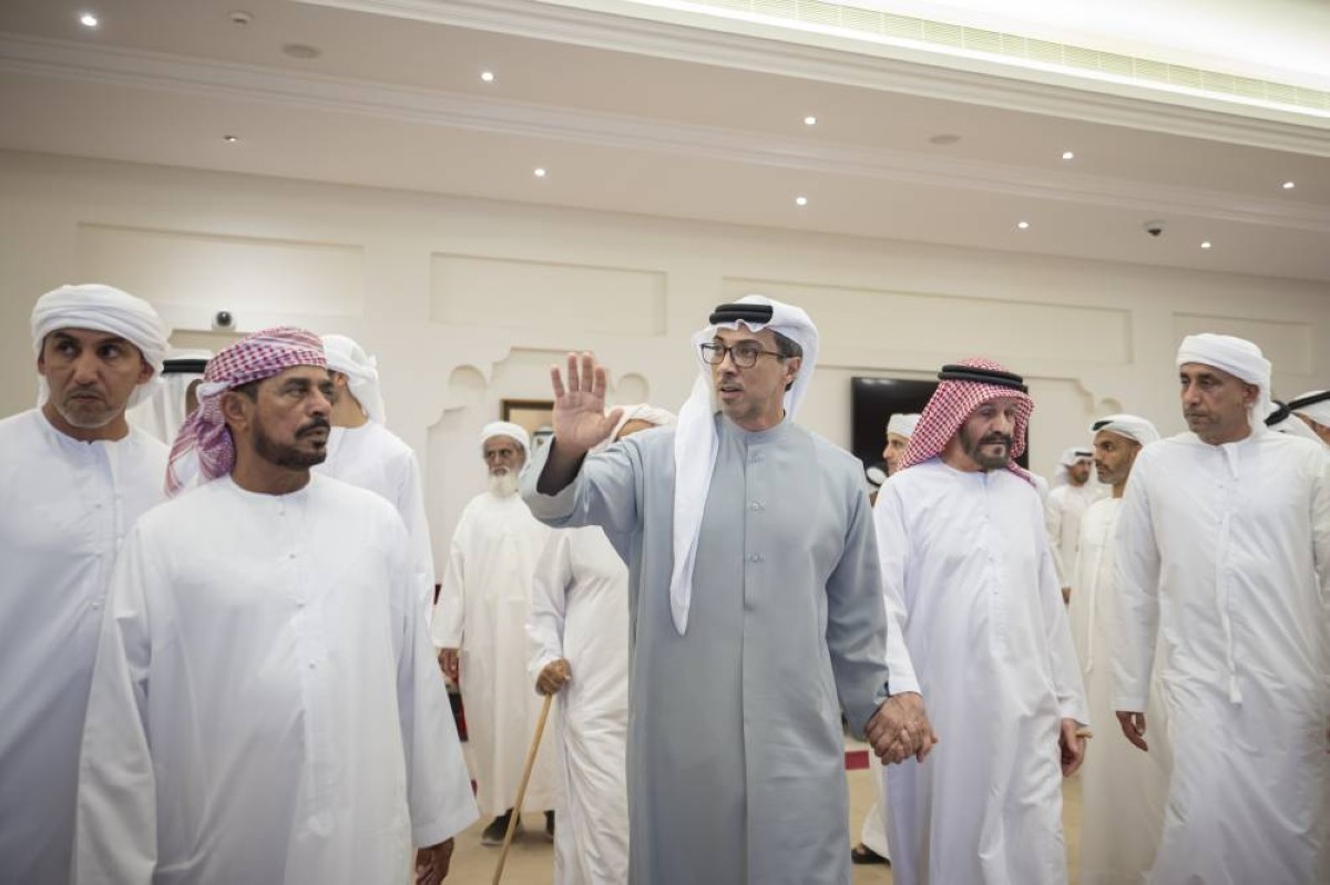 منصور بن زايد لدى تقديمه واجب العزاء