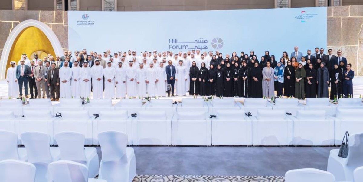 سلطان النعيمي يتوسط المشاركين في المنتدى 