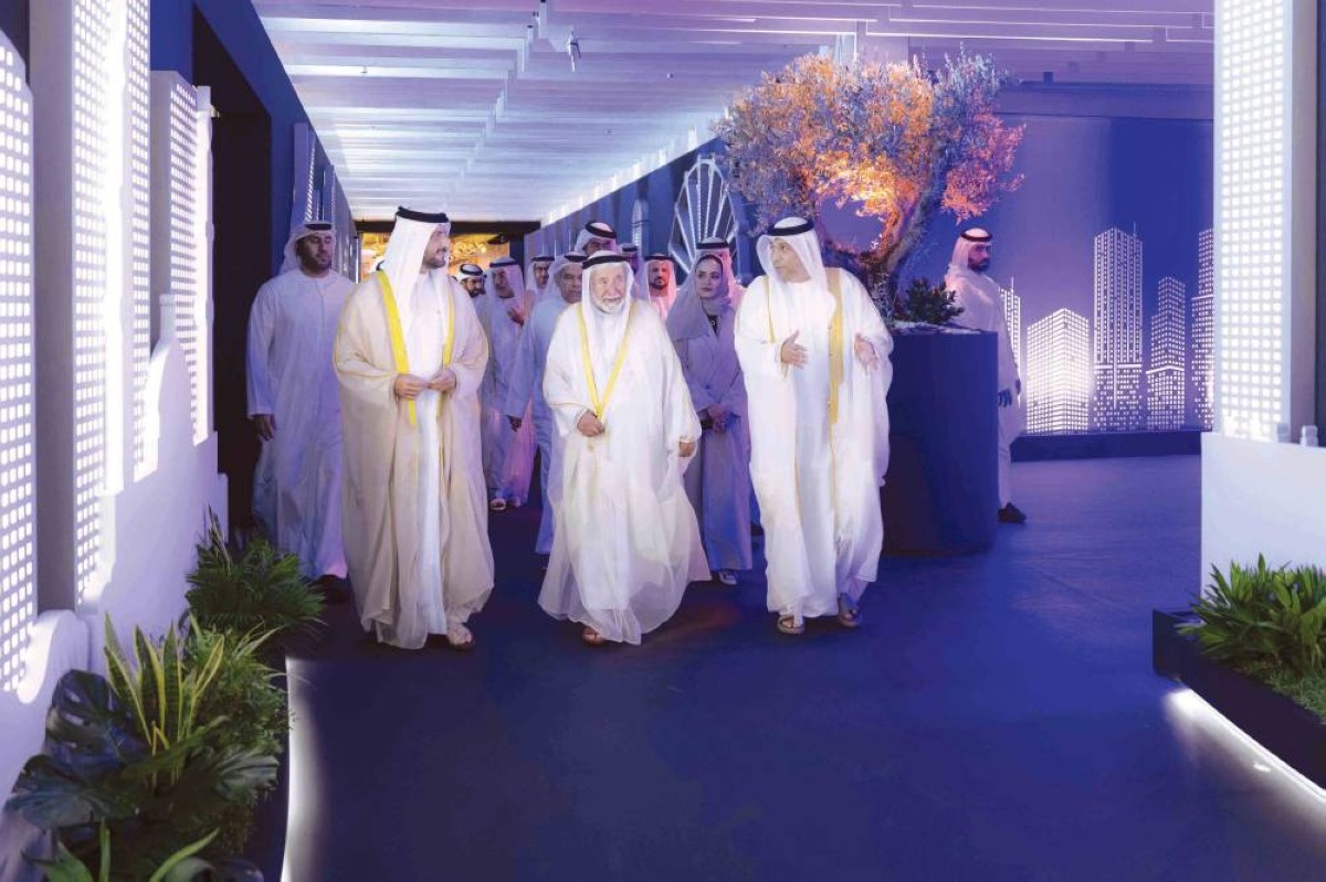 سلطان القاسمي خلال افتتاحه المنتدى بحضور سلطان بن أحمد