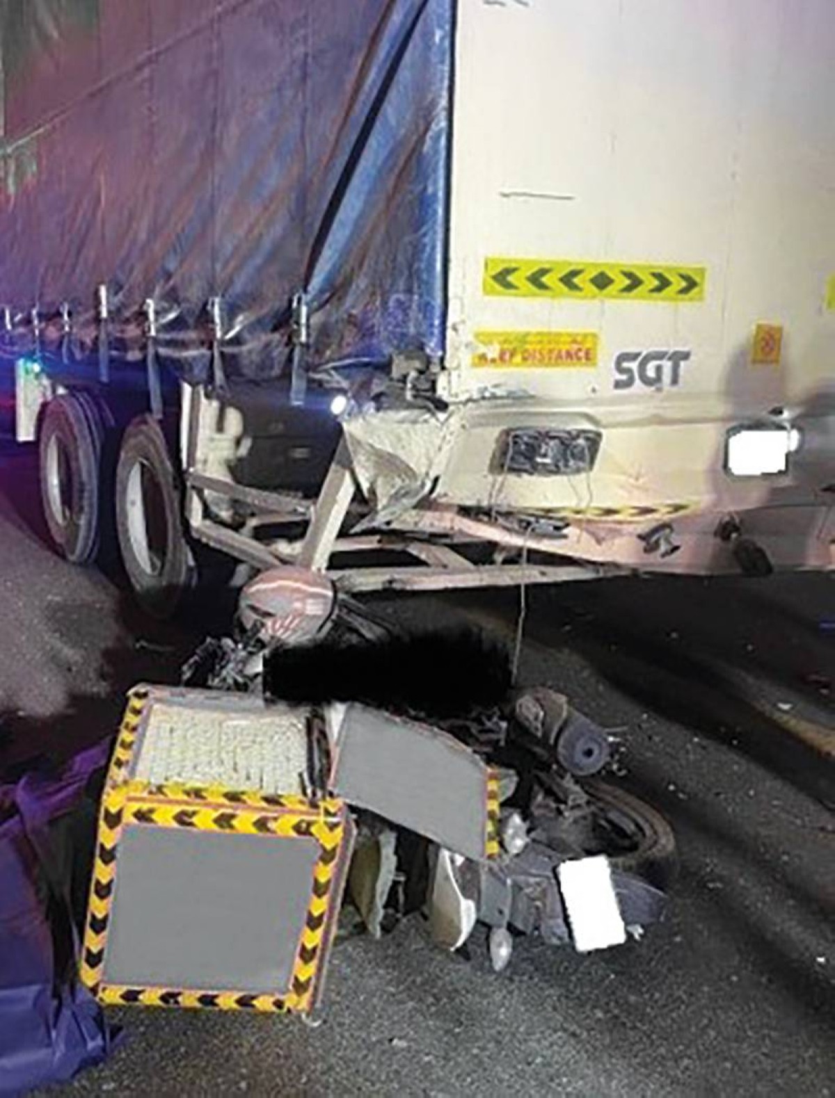 الدراجة والشاحنة عقب الحادث