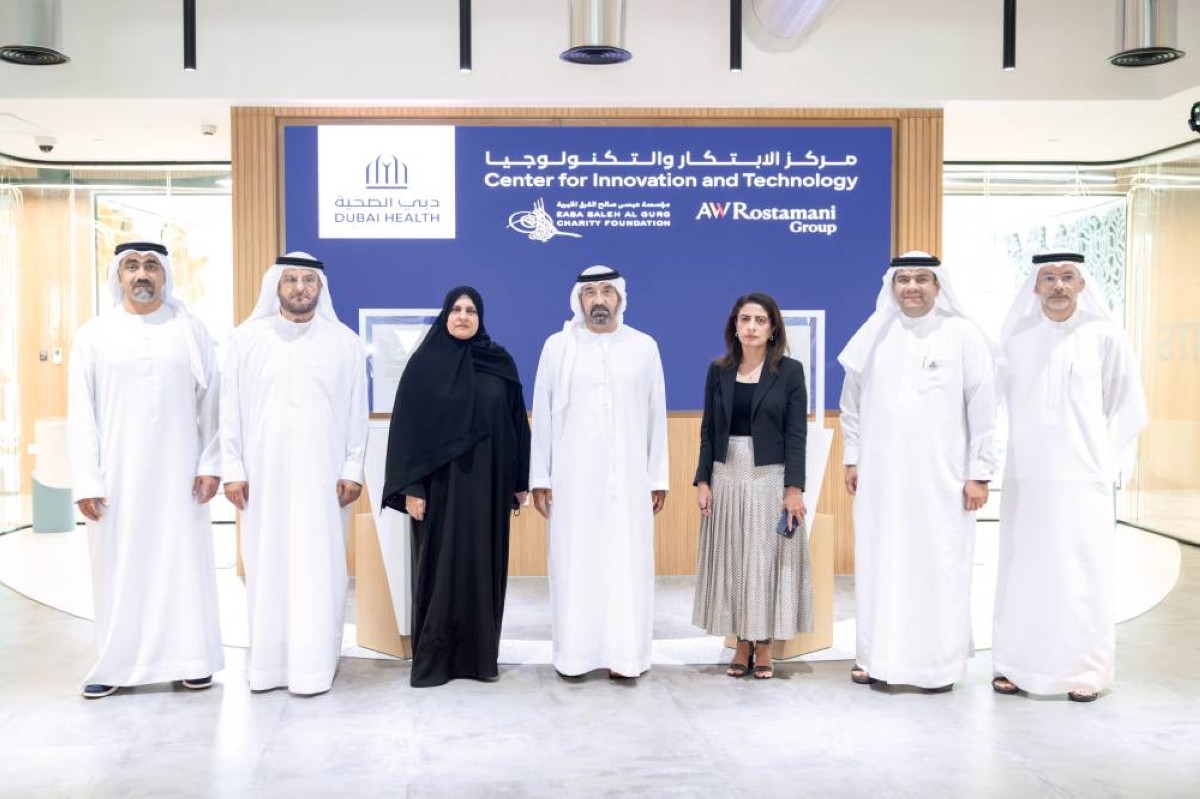 أحمد بن سعيد خلال افتتاح المركز بحضور علوي الشيخ وعبدالله الشيباني ورجاء القرق وعامر شريف وأمينة الرستماني