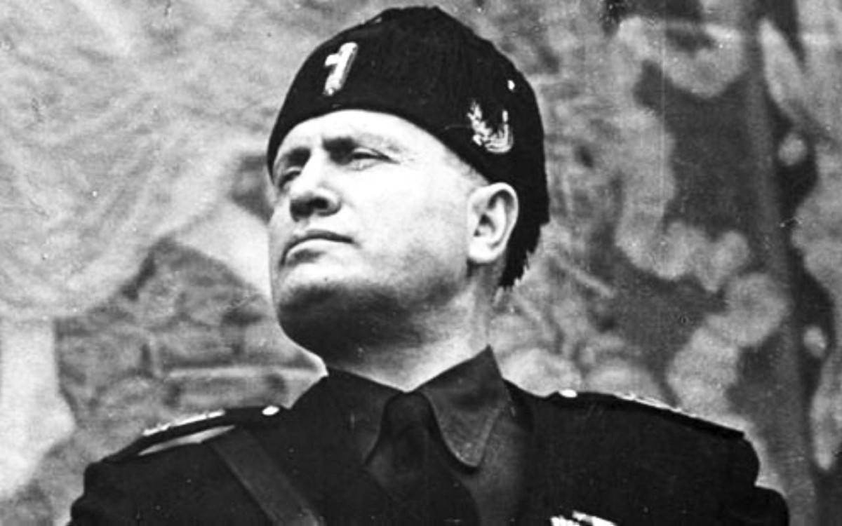 1926 الزعيم الإيطالي بينيتو موسوليني يتعرض لمحاولة اغتيال فاشلة.
