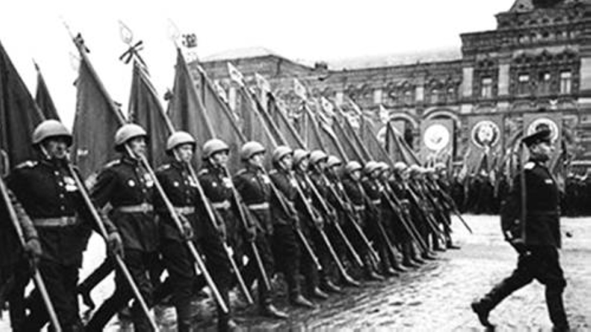 1991 الاتحاد السوفييتي يعلن سحب قواته من كوبا وينهي تقديم المعونات الاقتصادية لها.
