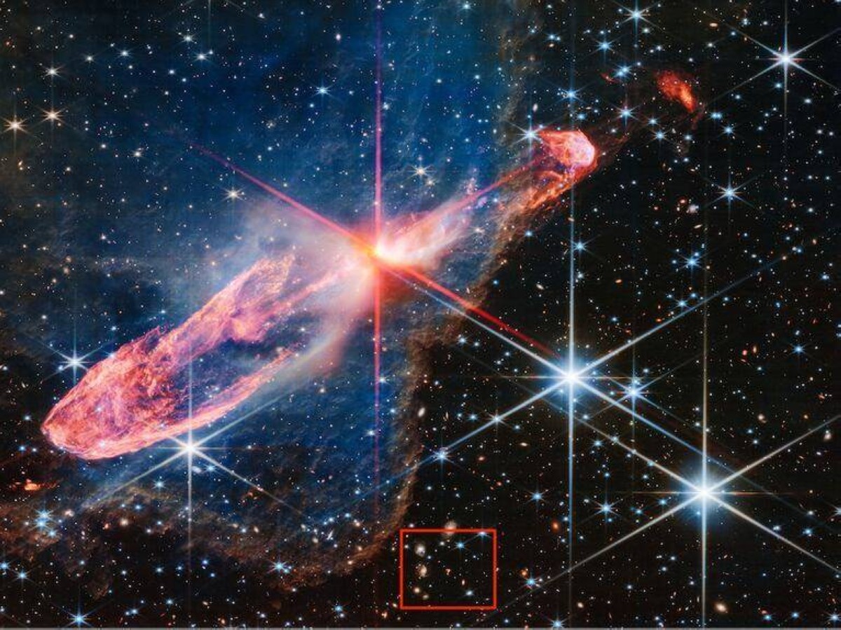صورة تُظهر نجمين في طور التكوين، لكن جرما على شكل علامة استفهام بالقرب من أسفله خطف الأضواء- ناسا