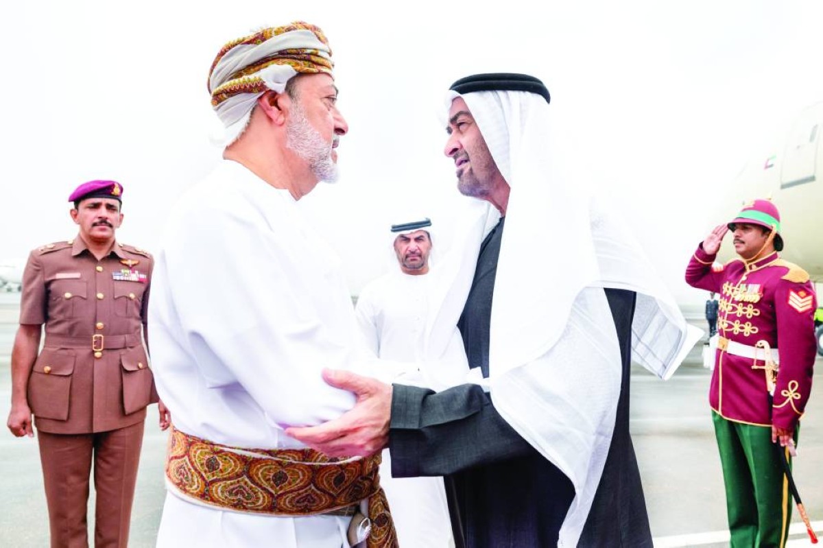 محمد بن زايد مصافحاً هيثم بن طارق