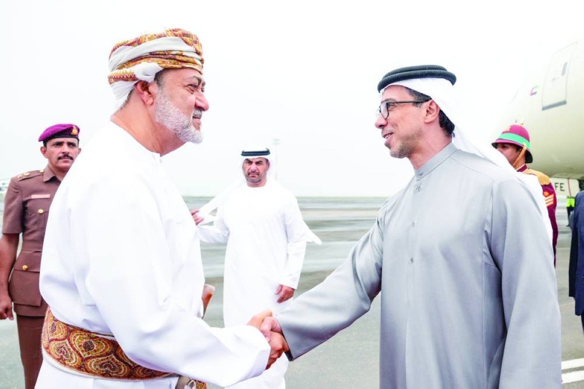 هيثم بن طارق مصافحاً منصور بن زايد