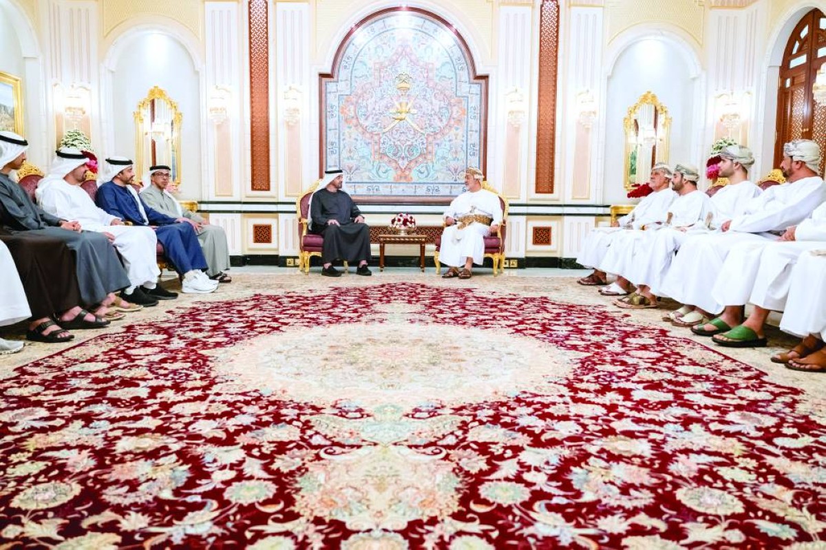 محمد بن زايد وهيثم بن طارق خلال اللقاء بحضور منصور وعبدالله بن زايد وذياب وحمدان بن محمد بن زايد وذي يزن بن هيثم وكبار المسؤولين العمانيين