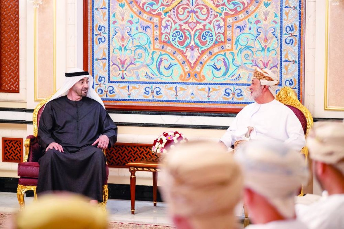 محمد بن زايد وهيثم بن طارق خلال جلسة المباحثات الثنائية