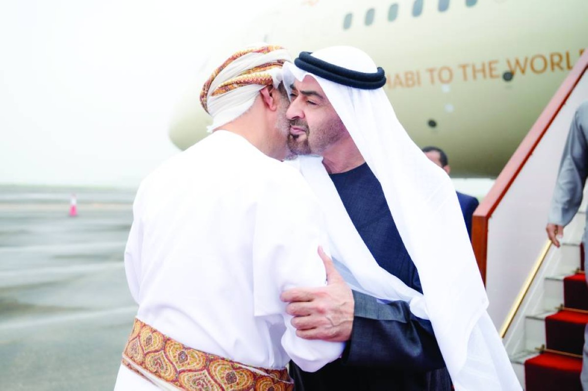 محمد بن زايد مصافحاً هيثم بن طارق