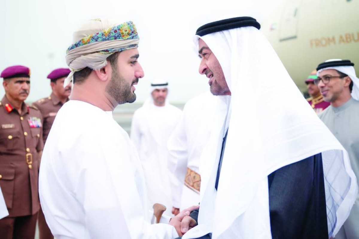 محمد بن زايد مصافحاً ذي يزن بن هيثم