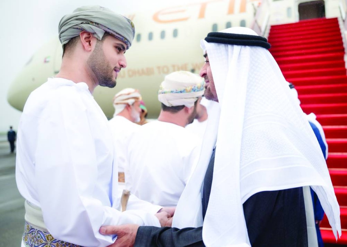 محمد بن زايد مصافحاً بلعرب بن هيثم