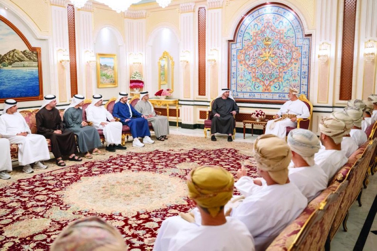 محمد بن زايد وهيثم بن طارق خلال اللقاء بحضور منصور وعبدالله بن زايد وذياب وحمدان بن محمد بن زايد ومحمد بن حمد بن طحنون وعلي الشامسي