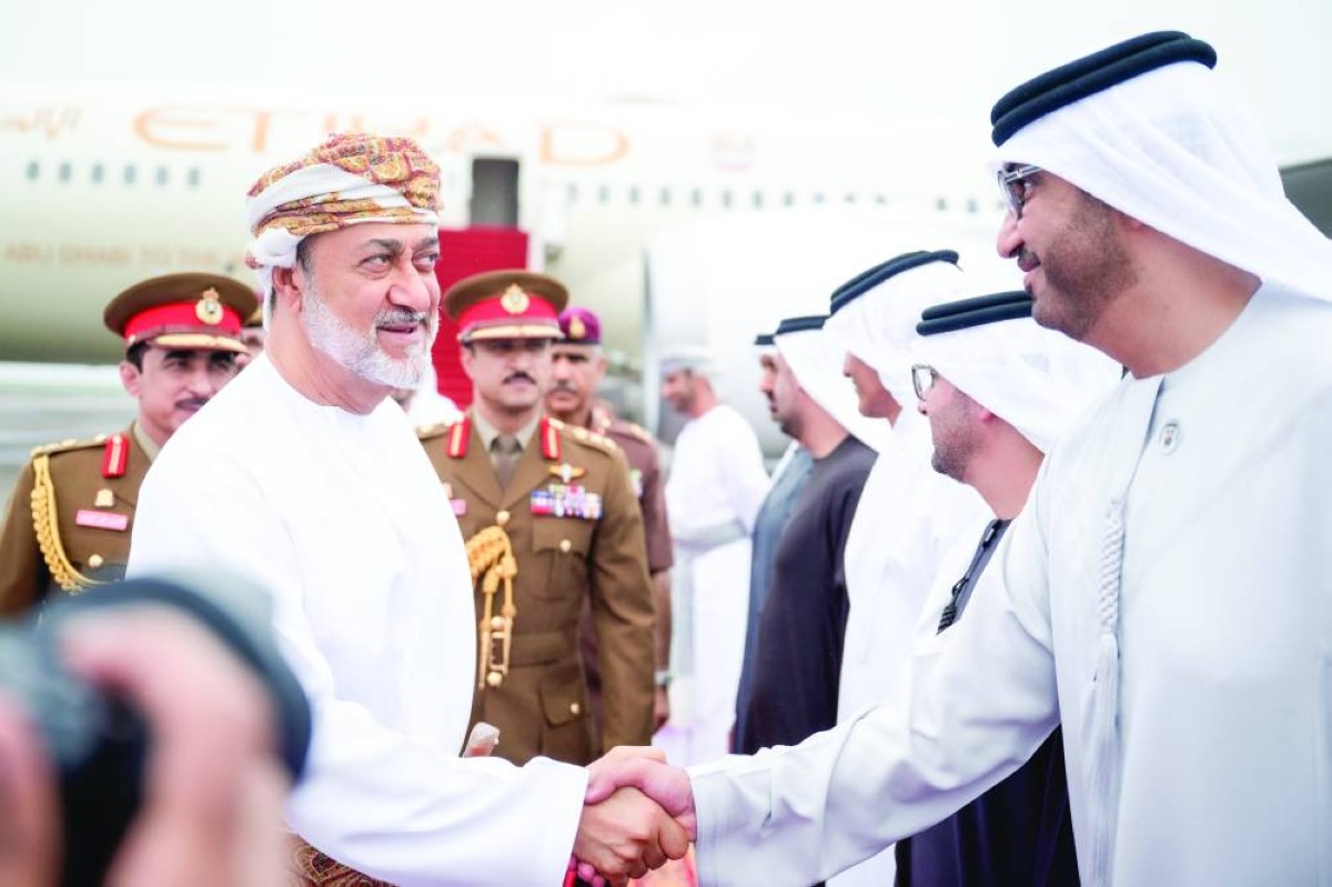 هيثم بن طارق مصافحاً سلطان الجابر