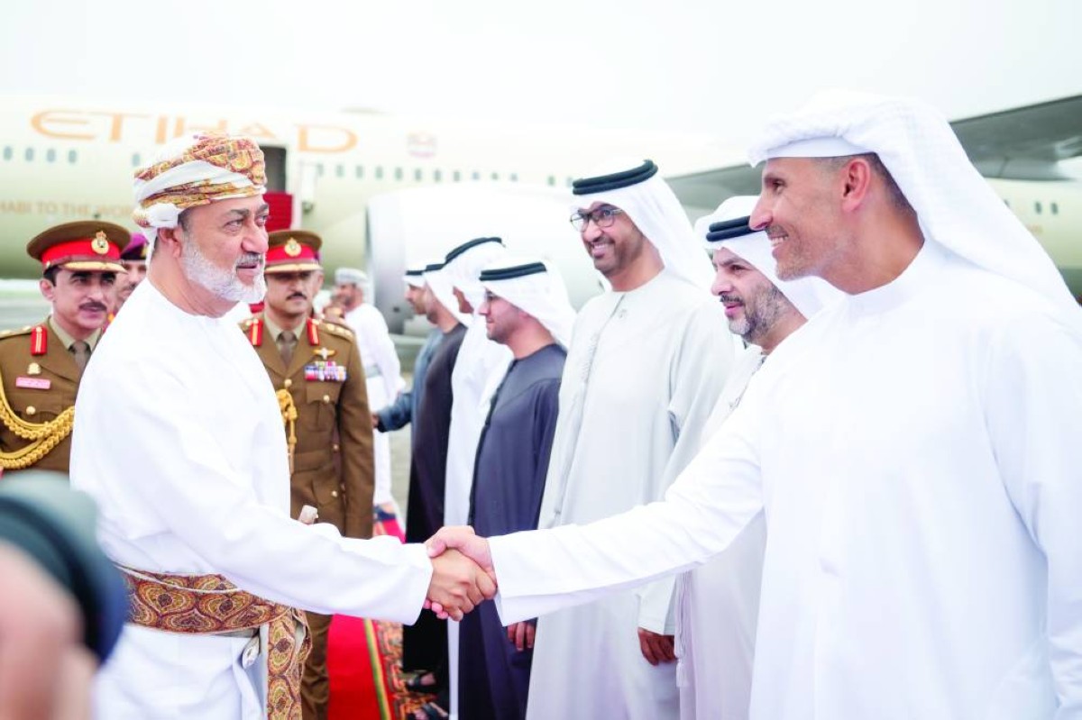 هيثم بن طارق مصافحاً خلدون المبارك بحضور سلطان الجابر وفيصل البناي