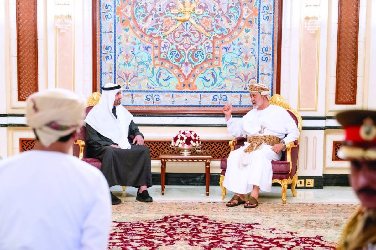 محمد بن زايد وهيثم بن طارق خلال المباحثات الثنائية