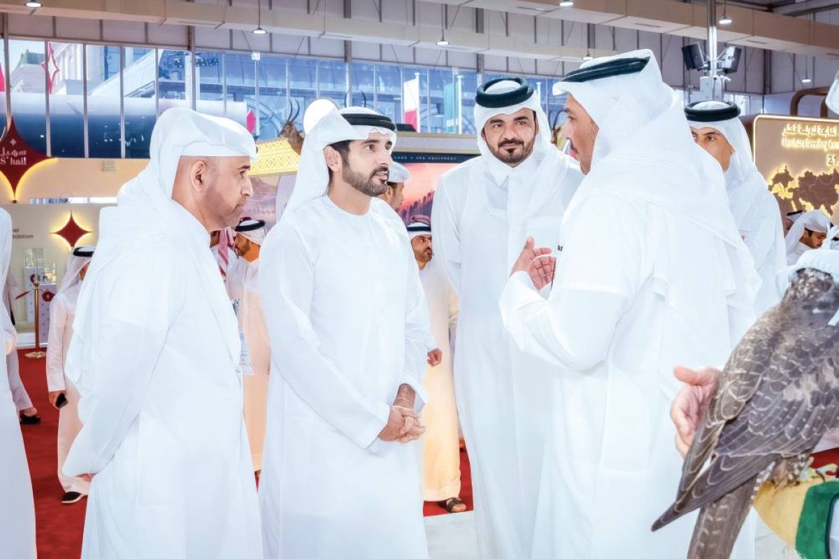 حمدان بن محمد خلال زيارته معرض كتارا الدولي للصيد والصقور في الدوحة بحضور جوعان بن حمد