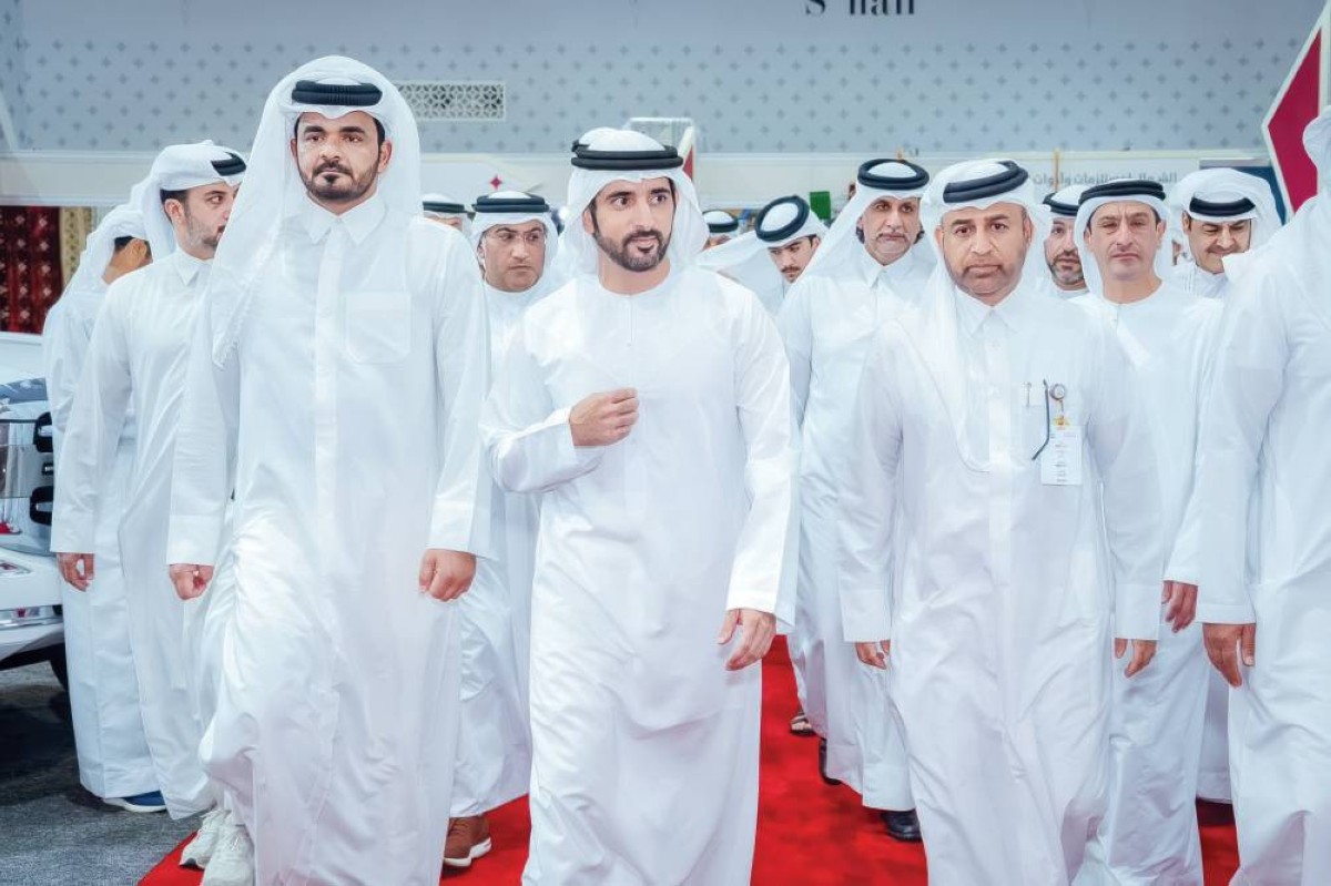 حمدان بن محمد متفقداً معرض كتارا الدولي للصيد والصقور في الدوحة بحضور جوعان بن حمد