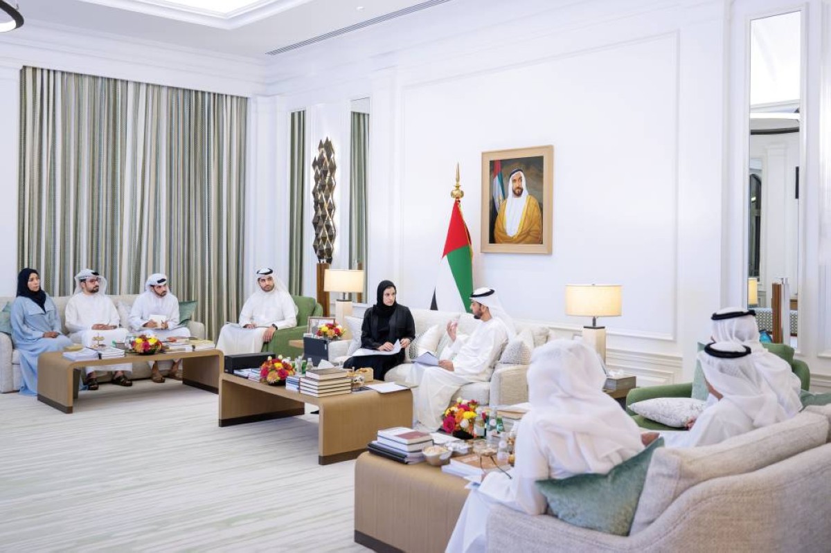 حمدان بن زايد خلال استقبال وفد «التربية» برئاسة سارة الأميري 
