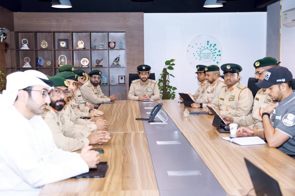 أحمد المهيري وكبار الضباط خلال الاجتماع |


