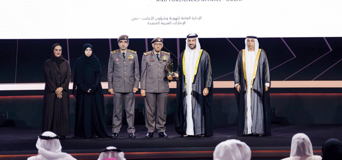 سموه مكرماً محمد المري وفريق إدارة الهوية وشؤون الأجانب بدبي بجائزة أفضل منظومة اتصال متكاملة
