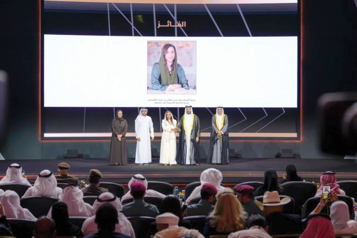 سلطان بن أحمد خلال منح بدور القاسمي الجائزة 